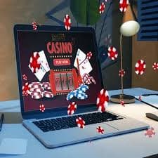 Pengguna membaca syarat promo di ponsel